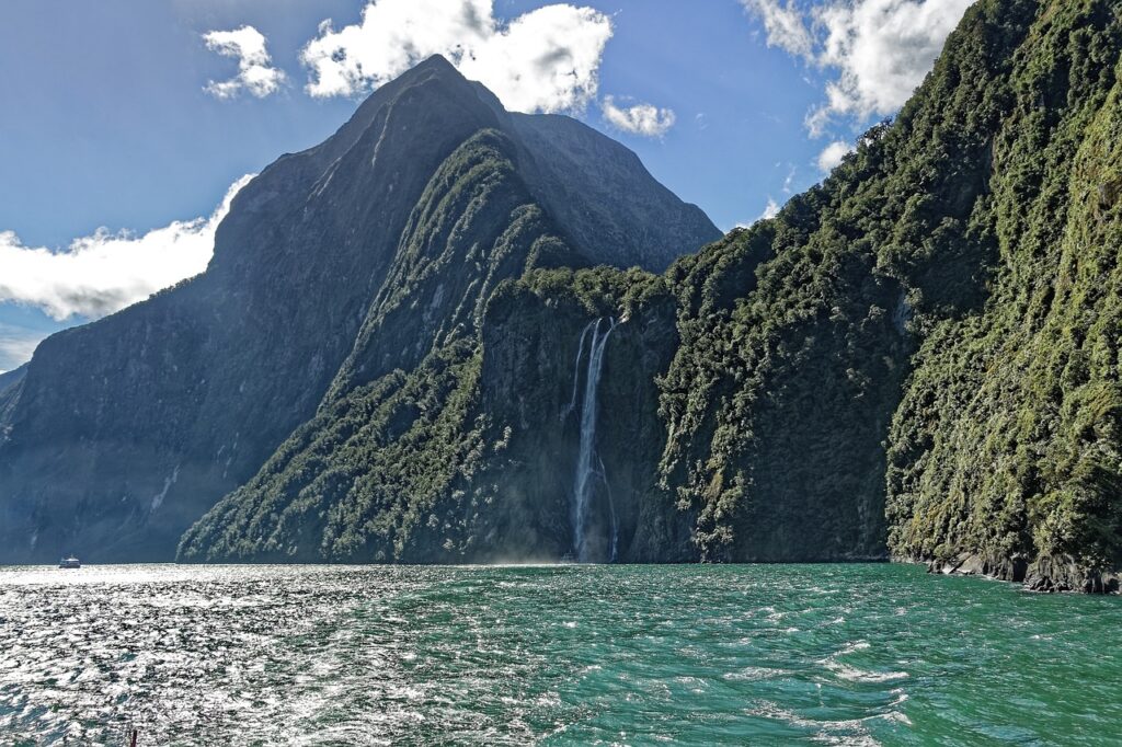 1. フィヨルドランド国立公園 (Fiordland National Park)