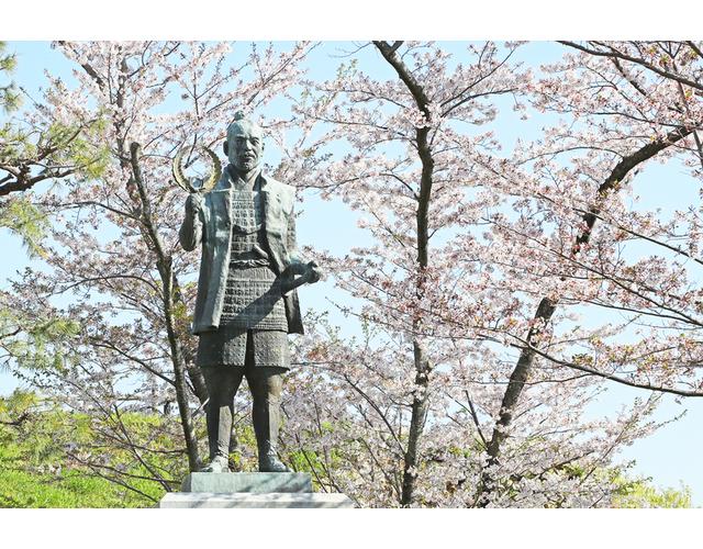 若き日の徳川家康公の像