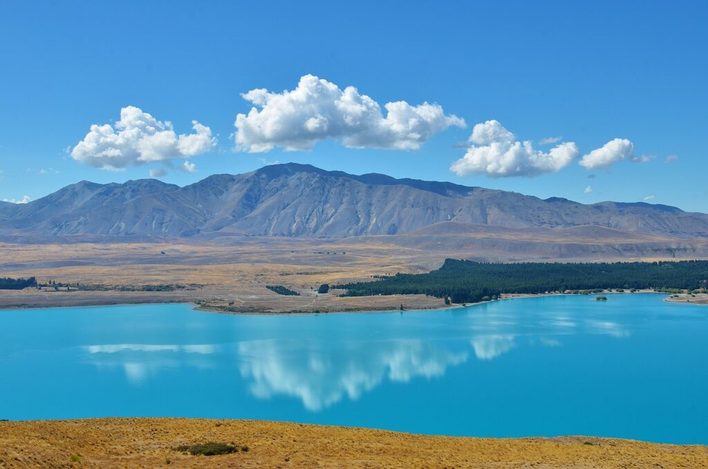 2. レイク・テカポ (Lake Tekapo)