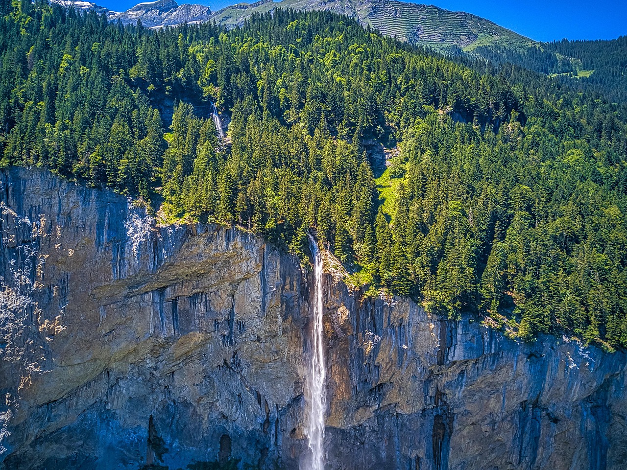 5. ラウターブルンネン渓谷(Lauterbrunnen Valley)
