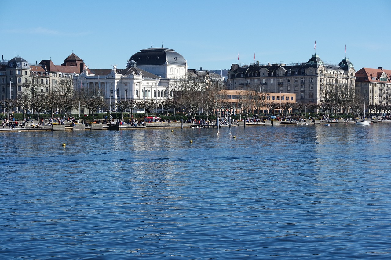 8. チューリッヒ湖(Lake Zurich)
